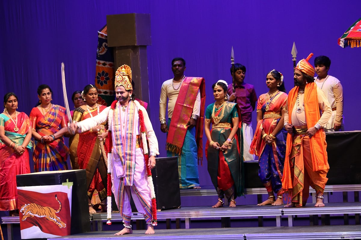 மினசோட்டாவில் ஒலித்த இராசேந்திரச் சோழன் வசனம் - பாராட்டுக்களைப் பெற்ற நவீன நாடகம் | My Vikatan 