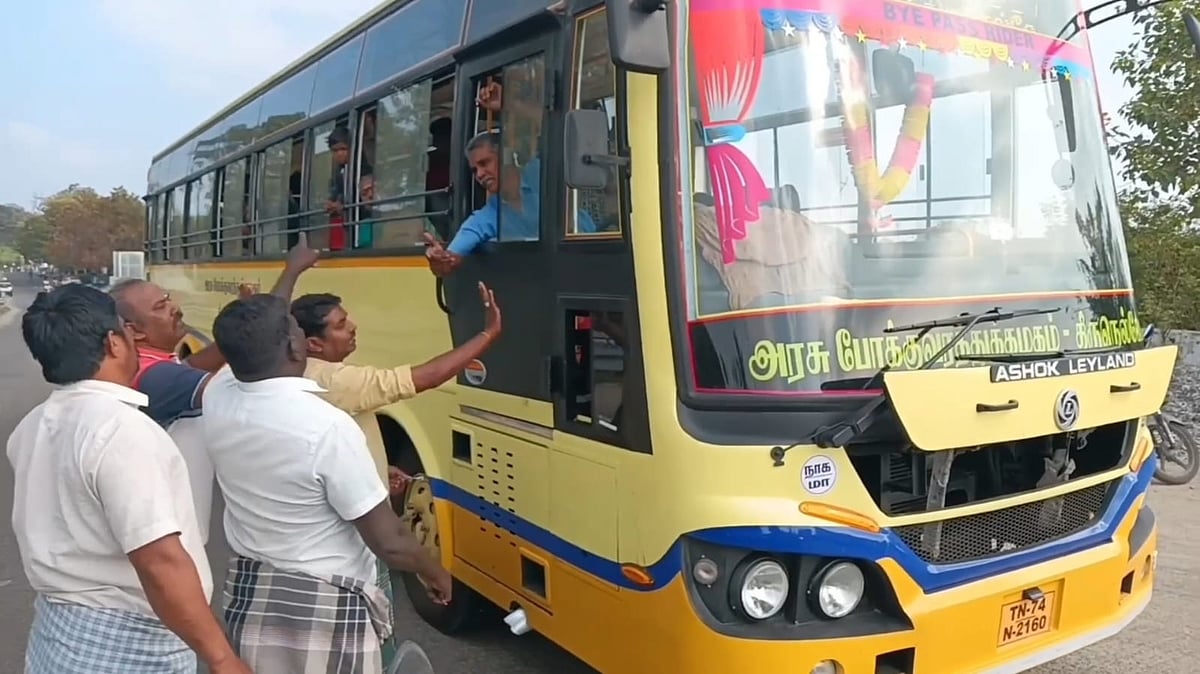ஸ்ரீவைகுண்டம்: `ஆட்சியர் உத்தரவு புறக்கணிப்பு; ஊருக்குள் வர மறுக்கும் பேருந்துகள்!' -போராடும் மக்கள்