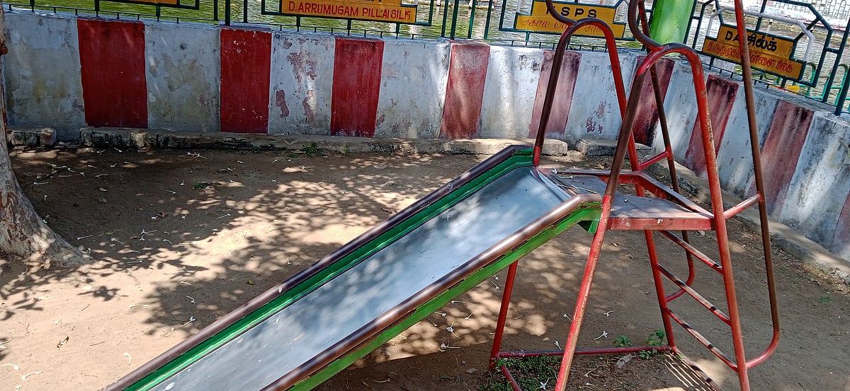 சேதமடைந்த சறுக்குப் பலகையில் அச்சமறியாமல் விளையாடும் குழந்தைகள்! - ஆபத்தை உணர்வார்களா அதிகாரிகள்? 