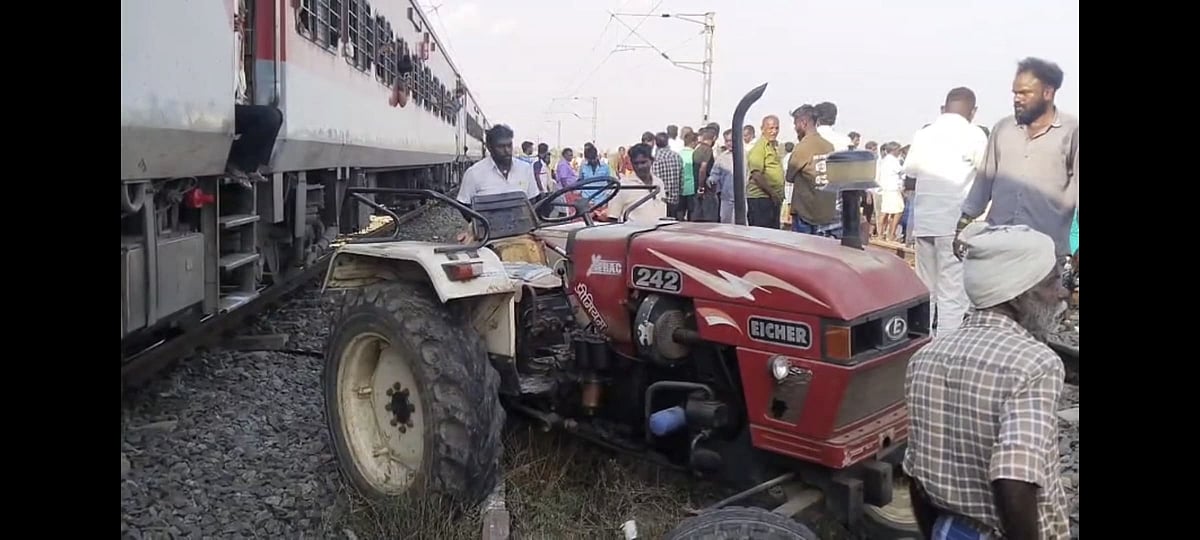 திருவெண்ணைநல்லூர்: டிராக்டர் மீது மோதிய எக்ஸ்பிரஸ் ரயில்... பரபரப்பை ஏற்படுத்திய நபர்! 