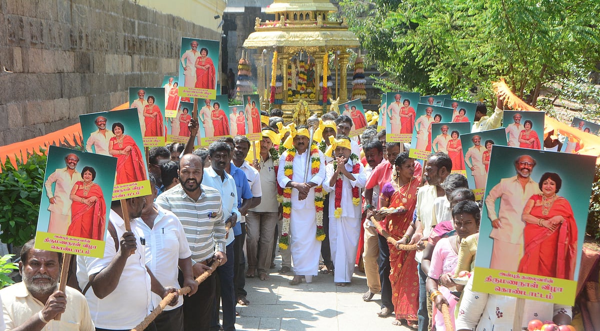 Rajini Kanth: ரஜினி திருமண நாளில் தங்கத்தேர் இழுத்து வழிபாடு; வேலூர் ரசிகர் மன்றத்தினர் உற்சாகம்