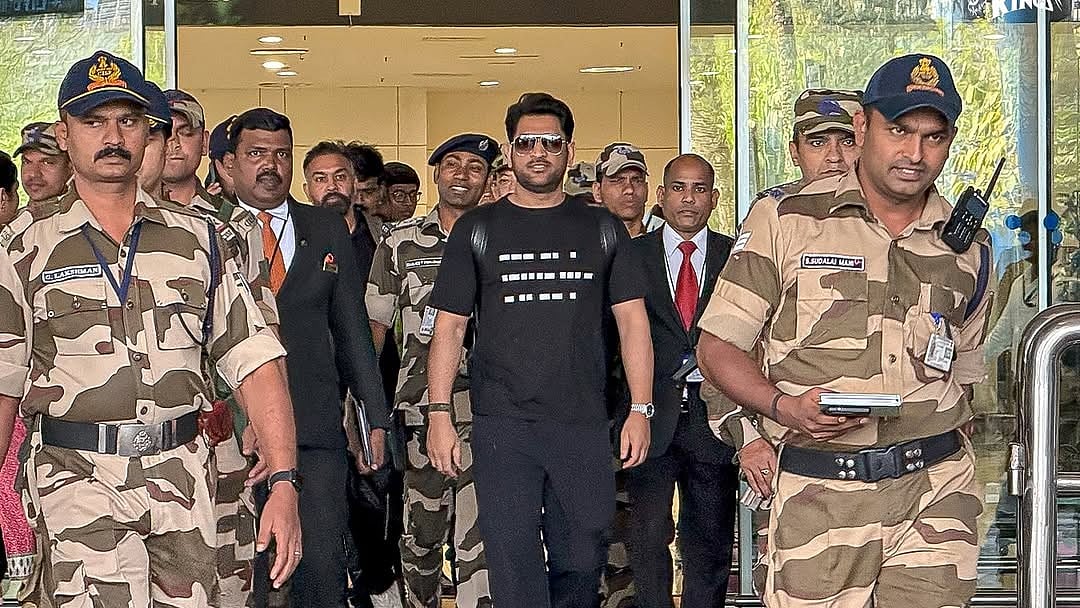 Dhoni: `One Last Time' - தோனிக்கு இதுதான் கடைசி சீசன்? சென்னை வந்த தோனியின் டி-ஷர்ட்டில் Morse Code