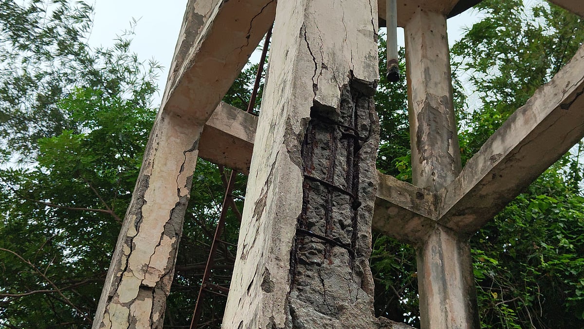 திருத்துறைப்பூண்டி: இடிந்து விழும் நிலையில் மருத்துவமனை குடிநீர்த் தொட்டி... அலட்சியம் வேண்டாமே!