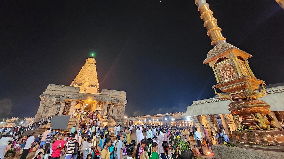 தஞ்சை பெருவுடையாருக்கு  அபிஷேகம்... அலங்காரம்; மெய்சிலிர்க்க வைத்த சிவராத்திரி இரவு! | Photo Album