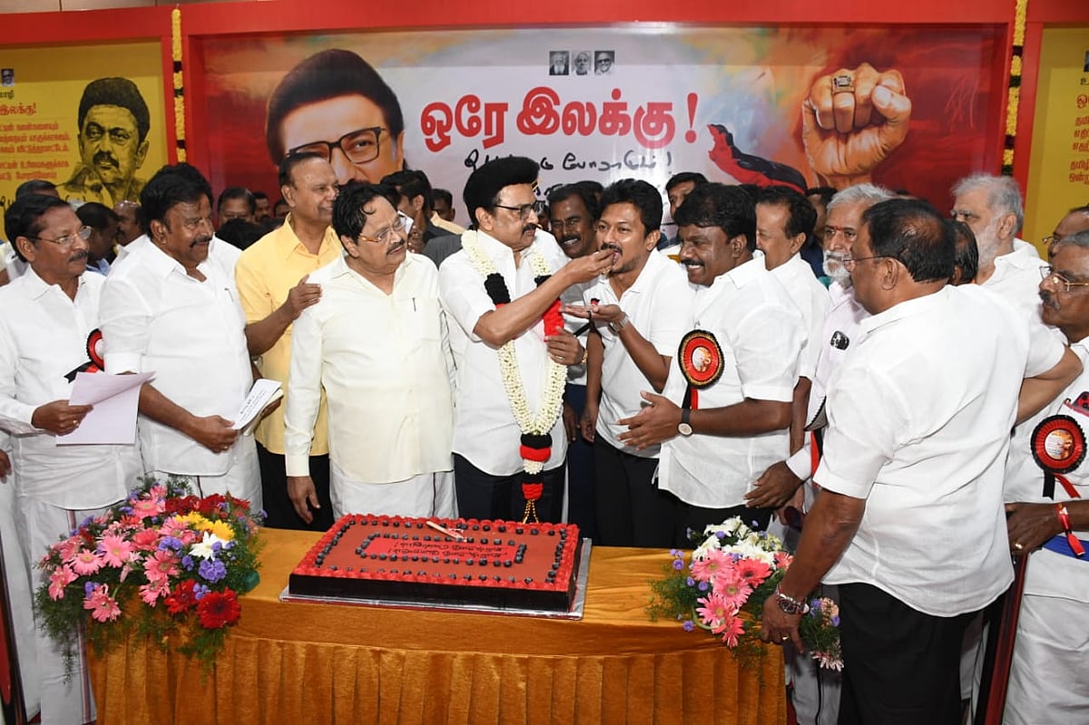 முதல்வர் ஸ்டாலினுக்கு கேக் ஊட்டிய துரைமுருகன், உதயநிதி - அண்ணா அறிவாலயத்தில் பிறந்தநாள் விழா