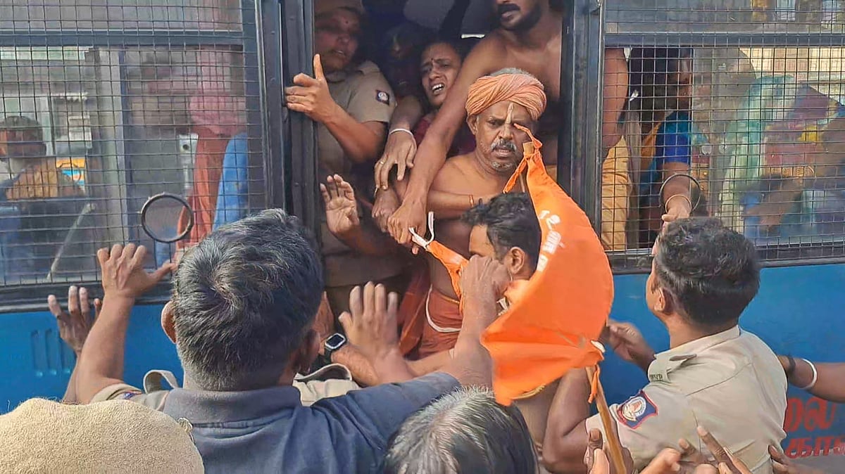 நெல்லை: கோயில் திருவிழா.. இருதரப்பு பிரச்னையால் அன்னதான பாத்திரங்களை அப்புறப்படுத்திய காவல்துறை!