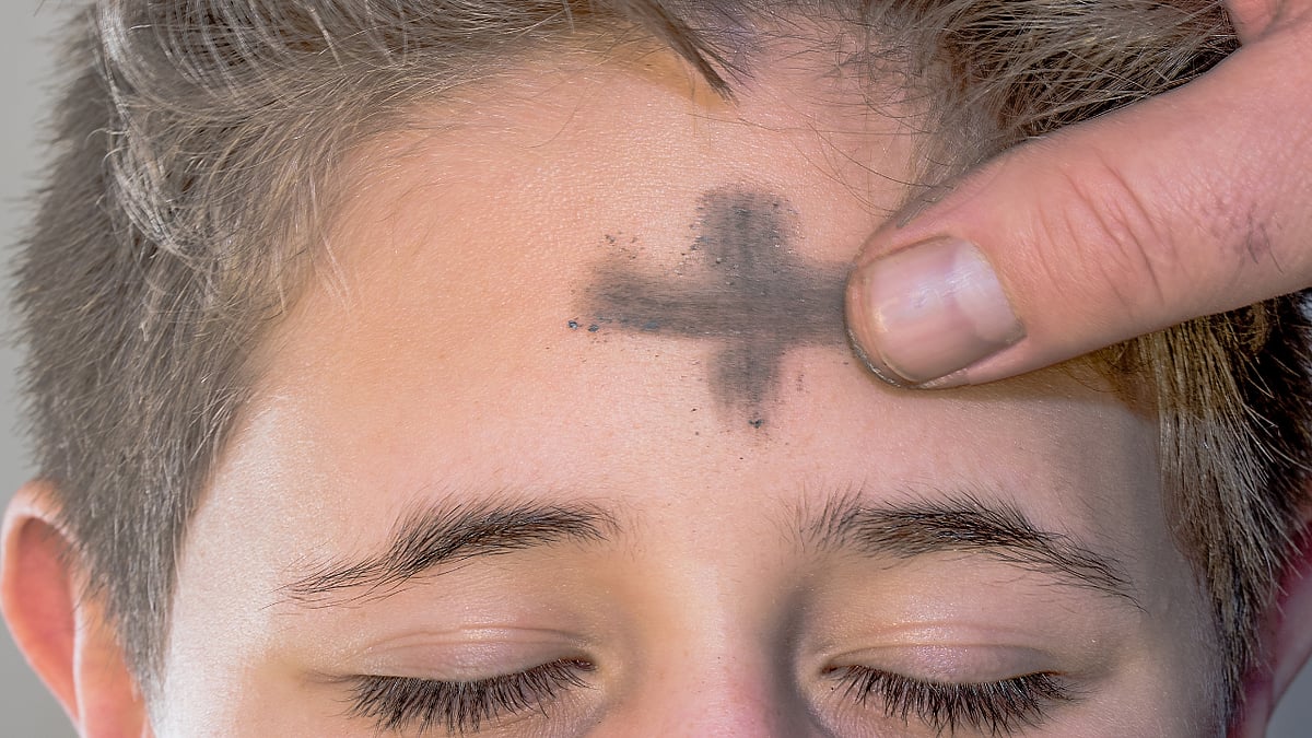 Ash Wednesday : சாம்பல் புதன் எப்படி உருவானது... நெற்றியில் சாம்பல் பூசுவதன் அர்த்தம் என்ன?!