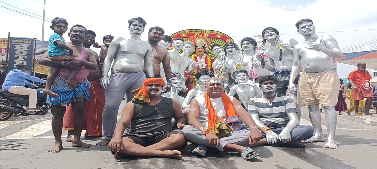 ஈரோடு: பவானி செல்லியாண்டியம்மன் கோயில் திருவிழா; பக்தர்கள் சேறு பூசிக் கொண்டு ஊர்வலம் | Photo Album