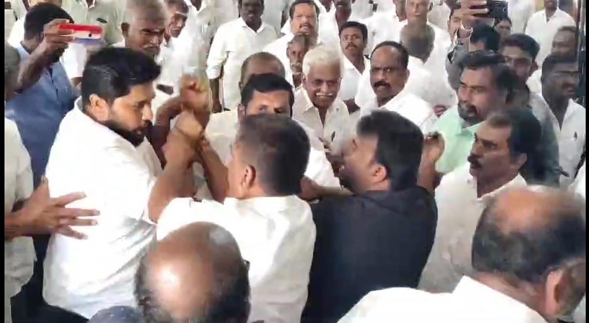 அதிமுக-வில் கோஷ்டி மோதல்; நாற்காலிகளை வீசி தாக்குதல்.. சீறிய செங்கோட்டையன்.. 
பரபரக்கும் ஈரோடு