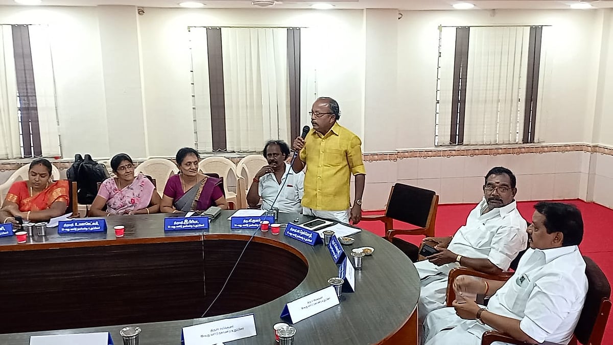 பட்டுக்கோட்டை: ``எங்களை புறக்கணிக்கிறார்...'' -சேர்மனுக்கு எதிராக போராடும் 8 திமுக கவுன்சிலர்கள்!