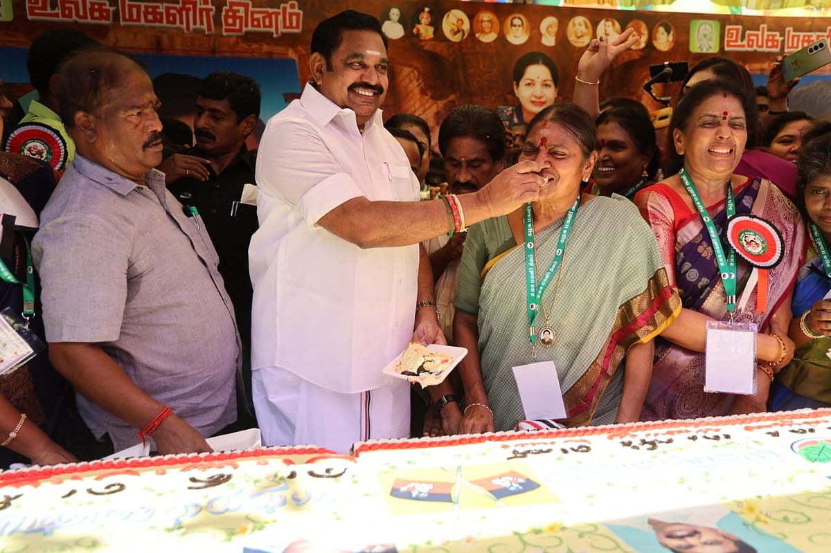 கேக் கட்டிங்; கையெழுத்து இயக்கம் - எடப்பாடி பழனிசாமி கலந்து கொண்ட அதிமுக மகளிர் தின கொண்டாட்டம்