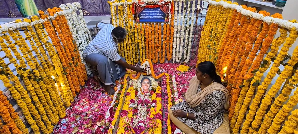 வீட்டினுள் மனைவிக்கு ஏசியுடன் சமாதி; மறைவுக்குப் பிறகும் காதலை வெளிப்படுத்து அன்பான கணவர்!