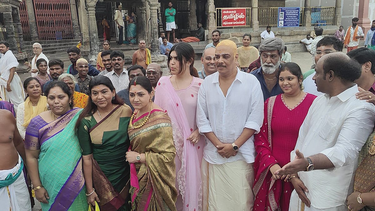 சுந்தர்.சி - குஷ்பூ செலுத்திய நேர்த்திக்கடன்; குடும்பத்துடன் தரிசனம்; அன்னதானம் வழங்கி வழிபாடு