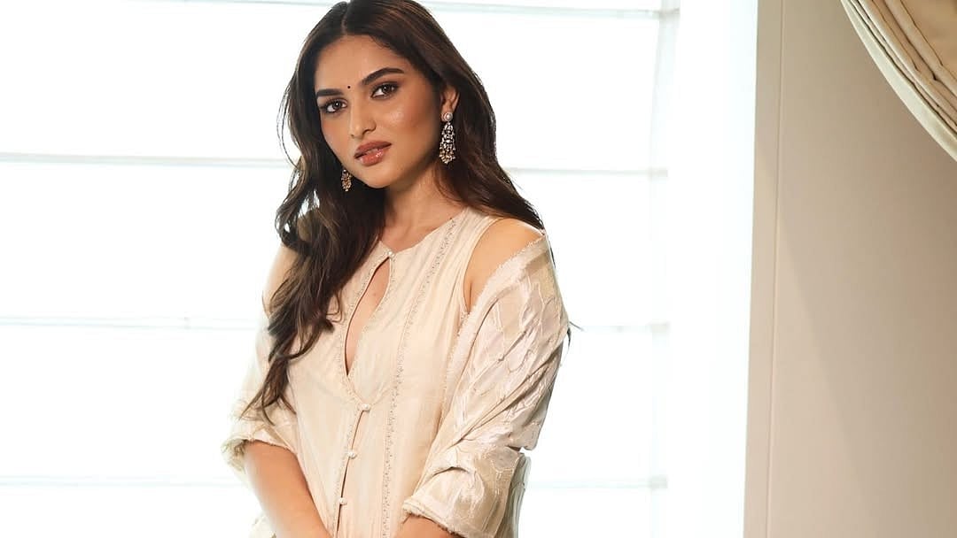 Kayadu Lohar: `வண்ணம் சூழ்ந்த இடமெல்லாம்' இணையத்தைக் கலக்கும் கயடு லோகரின் புகைப்படங்கள்|Photo Album