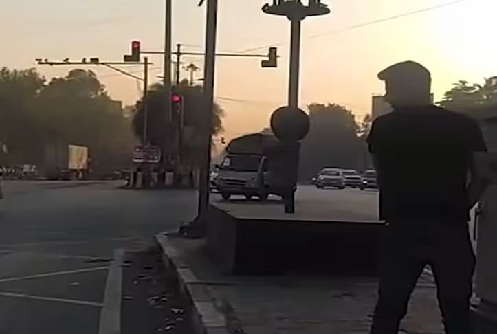 பி.எம்.டபிள்யூ காரை நடுரோட்டில் நிறுத்தி, சிறுநீர் கழித்த வாலிபர்... மது போதை காரணமா?