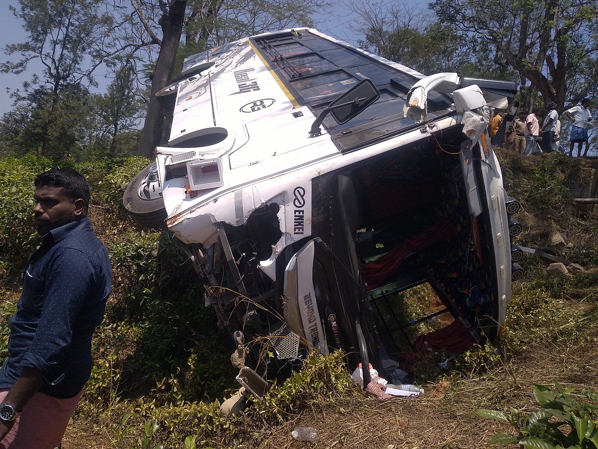 கூடலூர்: அடுத்தடுத்து கவிழ்ந்த பேருந்துகள்; அதிர்ஷ்டவசமாகத் தப்பிய உயிர்கள்; பின்னணி என்ன?