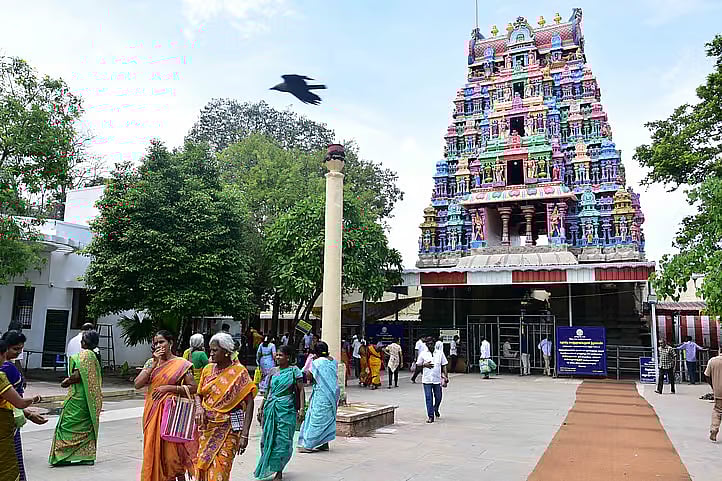 `தடைகளை உடைத்து மங்கலம் அருளும்' திண்டுக்கல் தாடிக்கொம்பு சௌந்தரராஜ பெருமாள் கோயிலில் விளக்குப் பூஜை