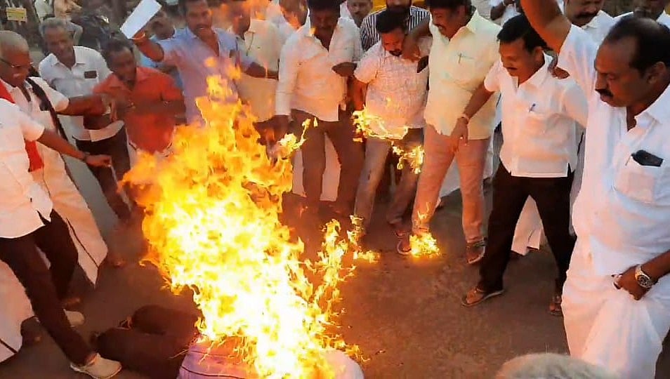 தர்மேந்திர பிரதான் உருவபொம்மை எரிப்பு; வேட்டியில் பற்றிய தீ... திமுக போராட்டத்தில் பரபரப்பு