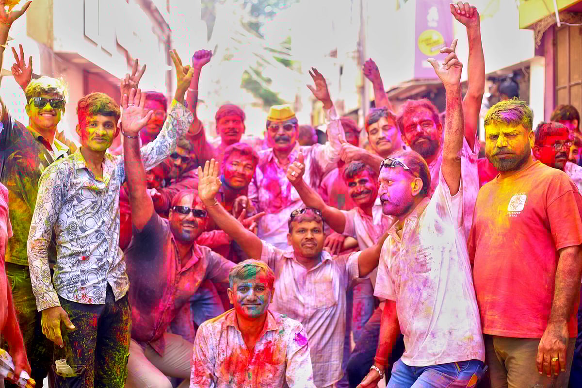 Holi Festival: அன்பை வண்ணங்களாய் பூசி ஹோலி பண்டிகை கொண்டாட்டம்... மதுரையில் கோலாகலம் | Photo Album