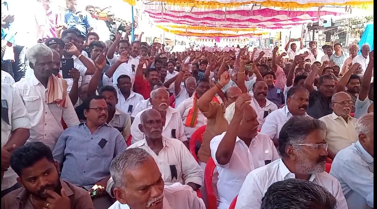 பட்டுக்கோட்டை: ``மன்னர் பெயரில் மிரட்டுவதை ஏற்க முடியாது'' - உண்ணாவிரத போராட்டம் நடத்திய மக்கள்!