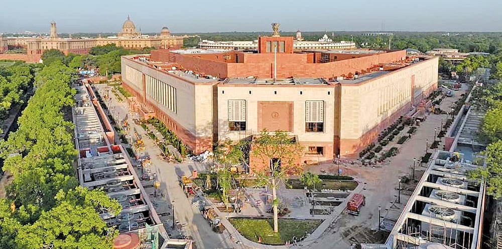 Parliament: பதாகைகளை ஏந்தி எதிக்கட்சிகள் கடும் அமளி; மக்களவை ஒத்திவைப்பு!