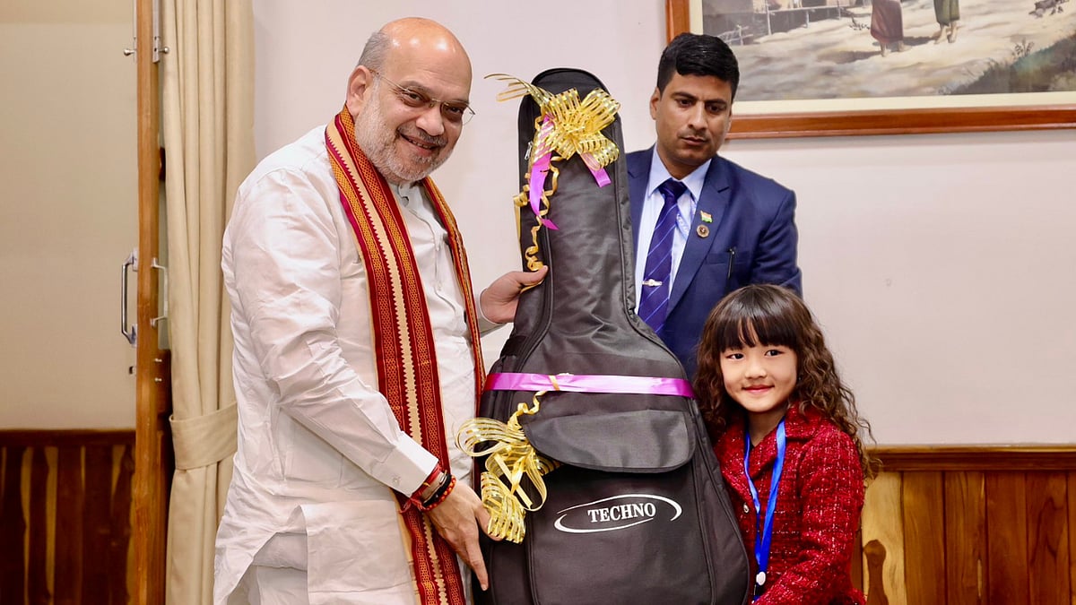 `அதிசயக் குழந்தைக்கு' கித்தார் பரிசளித்த அமித் ஷா - யார் இந்த 7 வயது எஸ்தர்?