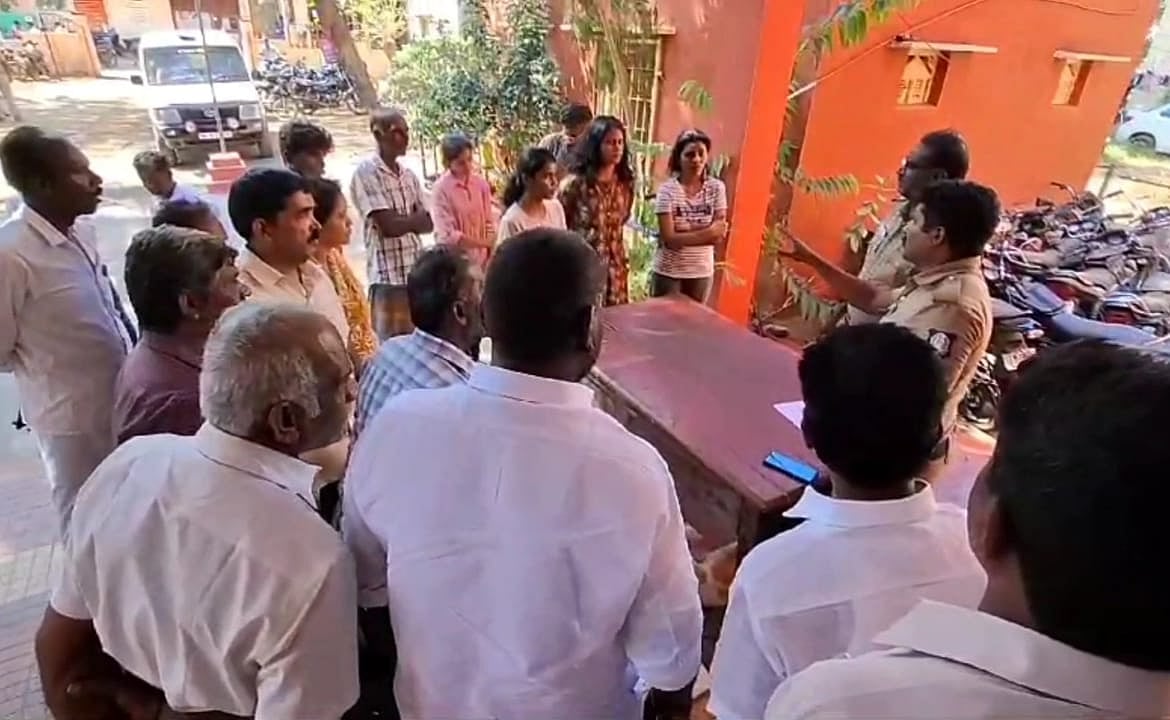 கரூர்: இளம்பெண்களை கடத்த முயன்ற பெங்களூரு தம்பதி; பெற்றோர் கொடுத்த புகாரில் கைது - என்ன நடந்தது?