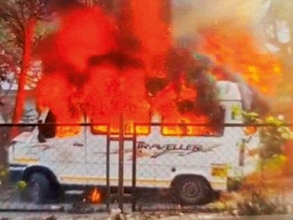 ஐ.டி ஊழியர்கள் சென்ற வாகனத்தில் திடீர் தீ, 4 பேர் கருகி பலி; 4 பேர் கவலைக்கிடம்.. புனேயில் அதிர்ச்சி