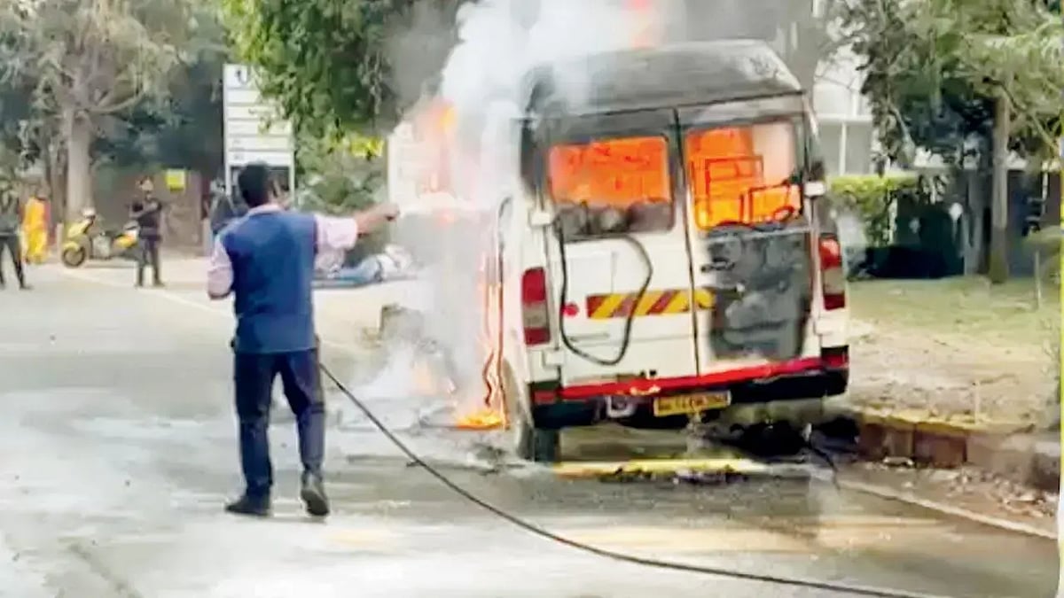 சம்பள பிரச்னை, தொழிலாளர்கள் மீது கோபம்... பஸ்சிற்கு தீவைத்தவிட்டு நாடகமாடிய ஓட்டுநர்; நடந்தது என்ன?