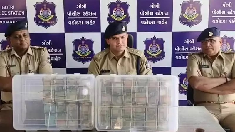 பிரிந்து சென்ற லிவ் இன் பார்ட்னரைக் கடத்தி ரூ.12 கோடி கேட்ட பெண்