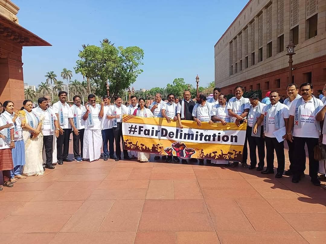 Delimitation: `அவைக்குள் இதை அனுமதிக்க முடியாது!' - திமுக எம்பி-க்களை உடைமாற்ற உத்தரவிட்ட சபாநாயகர்