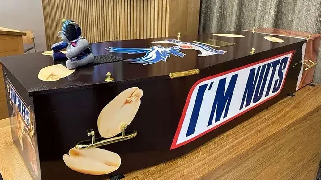 `Snickers தீம் சவப்பெட்டியில் அடக்கம் செய்யப்பட்ட நபர்' - நண்பர்கள் சொன்ன நெகிழ்ச்சி காரணம்!