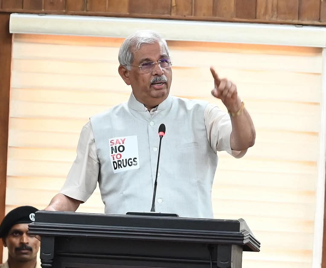 Kerala: ``நாட்டுக்காக தியாகம் செய்தவர்தான் சாவர்க்கர்..'' - SFI பேனரால் ஆவேசமான கேரள கவர்னர்