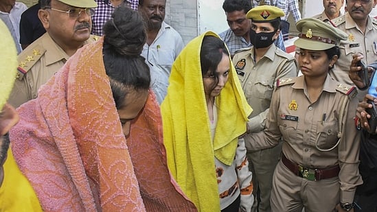 ``சிறையில் ஒன்றாக இருக்க அனுமதியுங்கள்..'' - கணவனை கொன்ற மீரட் ஜோடி போதைப்பொருள் கேட்டு பிடிவாதம்