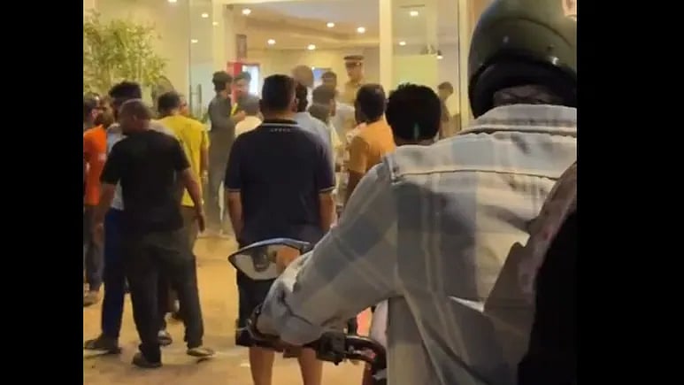 காமெடி ஷோ; ஷிண்டேயை துரோகியாக சித்தரித்து பாடல் - மும்பை ஹோட்டலை அடித்து நொறுக்கிய சிவசேனாவினர்