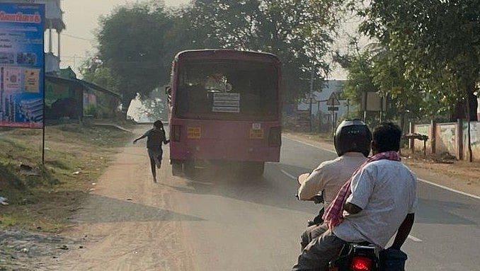 வாணியம்பாடி: நிற்காமல் சென்ற அரசுப் பேருந்து - பொதுத்தேர்வுக்கு சென்ற +2 மாணவி ஓடிசென்று ஏறிய கொடுமை