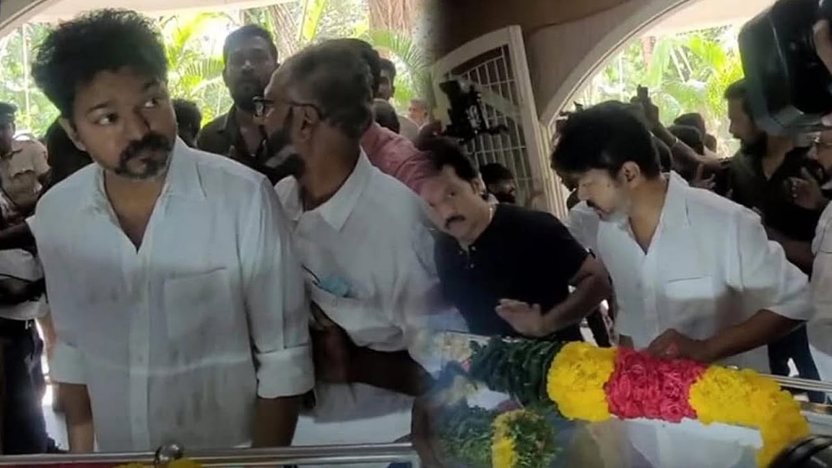 மனோஜ் பாரதிராஜா மறைவு : தனது நண்பனுடன் நடந்து சென்று அஞ்சலி செலுத்திய விஜய்