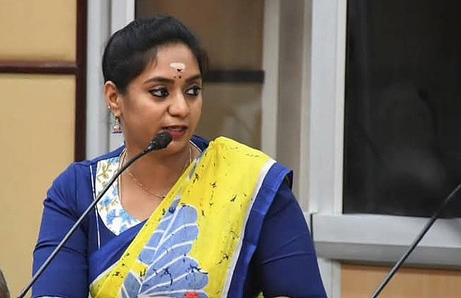 `பெண் போலீஸாரை டீ, காபி கொடுக்கத்தான் வைத்திருக்கிறார்கள்!’ - முன்னாள் அமைச்சர் சந்திர பிரியங்கா