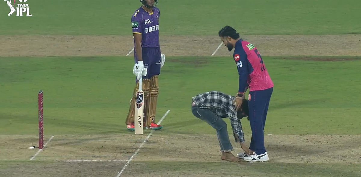 Riyan Parag : ரியான் பராக்கின் காலில் விழுந்த ரசிகர் - ட்ரோல் செய்வது நியாயமா?