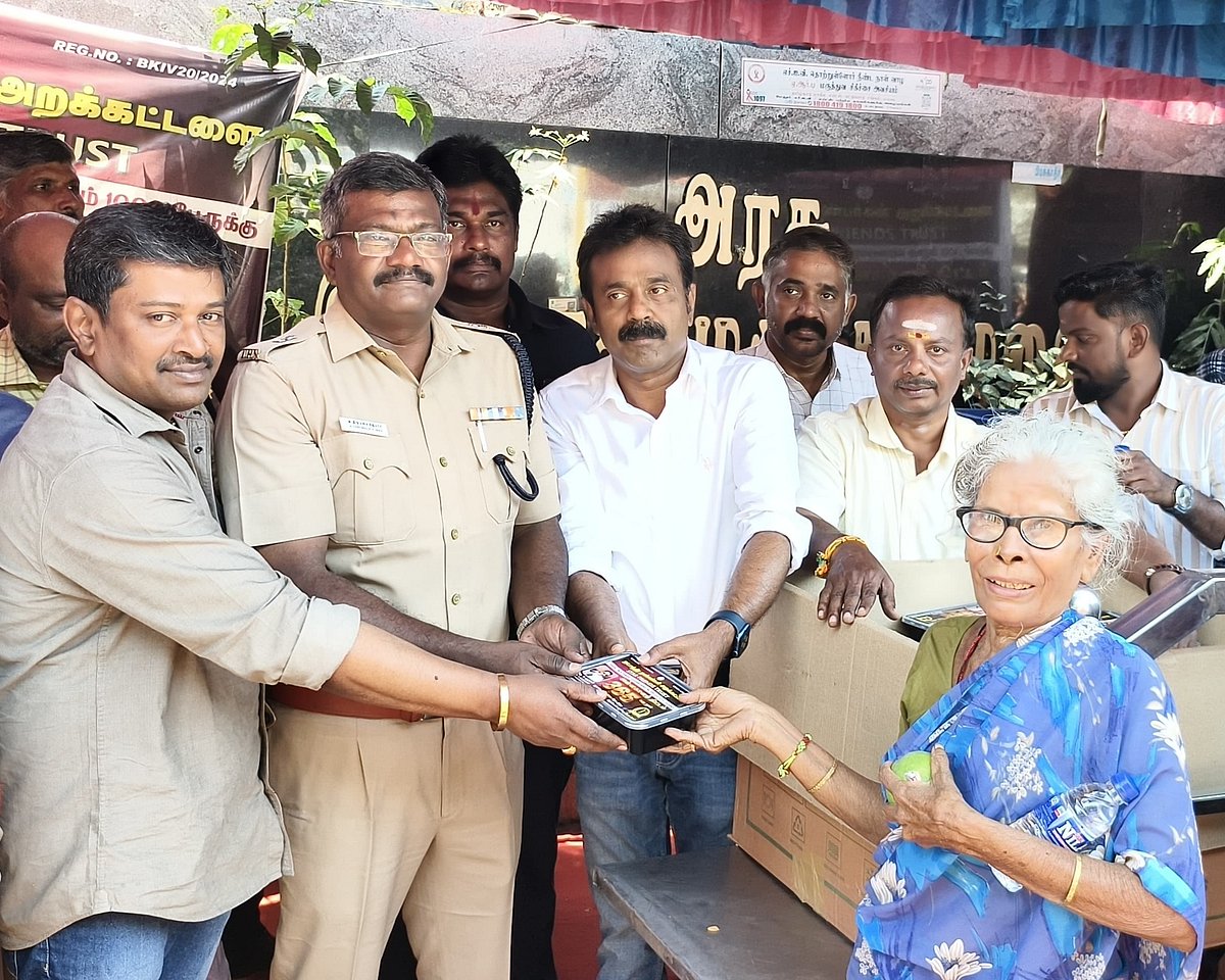 மதுரை: ஓராண்டில் 10 லட்சம் பேருக்கு உணவு; அரசு மருத்துவமனை வருபவர்களுக்காகச் சேவை; அசத்தும் அமைப்பு