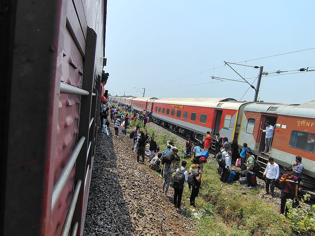 ஒடிஸா அருகே தடம் புரண்டு விபத்துக்குள்ளான எக்ஸ்பிரஸ் ரயில்.. மீட்புப் பணிகள் துரிதம் - என்ன நடந்தது?