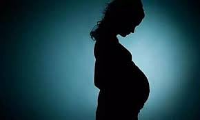 வயிற்று வலி; ஏர்போர்ட் கழிவறைக்கு சென்று குழந்தைபெற்று குப்பை தொட்டியில் போட்ட கல்லூரி மாணவி