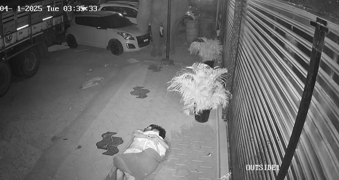 `கிரேட் எஸ்கேப்’ - யானை வந்தது கூட தெரியாமல் நடைபாதையில் உறங்கிய நபர்கள், உயிர் தப்பிய அதிர்ஷ்டம்!