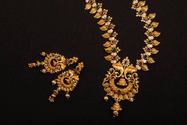 தங்கம் விலை: `பவுனுக்கு ரூ.1,280 குறைந்த தங்கம் விலை'; தங்கம் விலையில் ஏற்பட்ட முரண்!