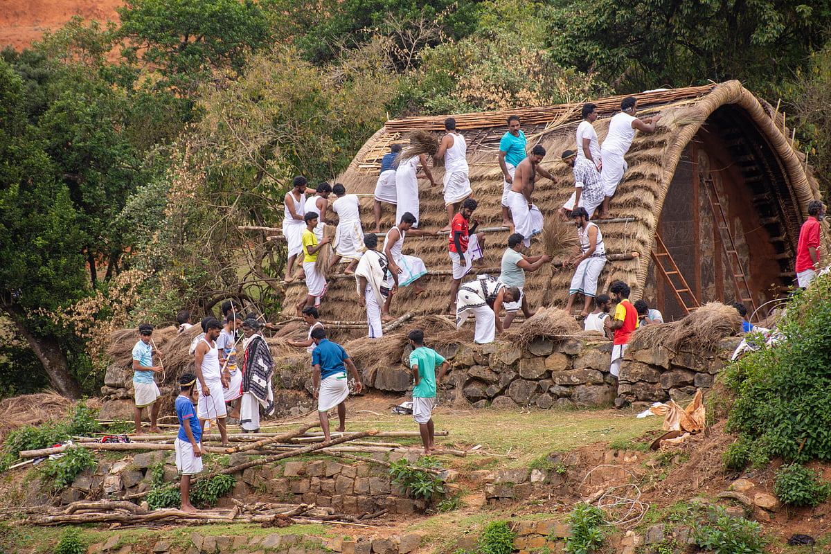 நீலகிரி: `12 ஆண்டுகளுக்கு ஒருமுறை'  - விரதமிருந்து கோவில் கூரை மாற்றும் தாேடர் பழங்குடியினர்