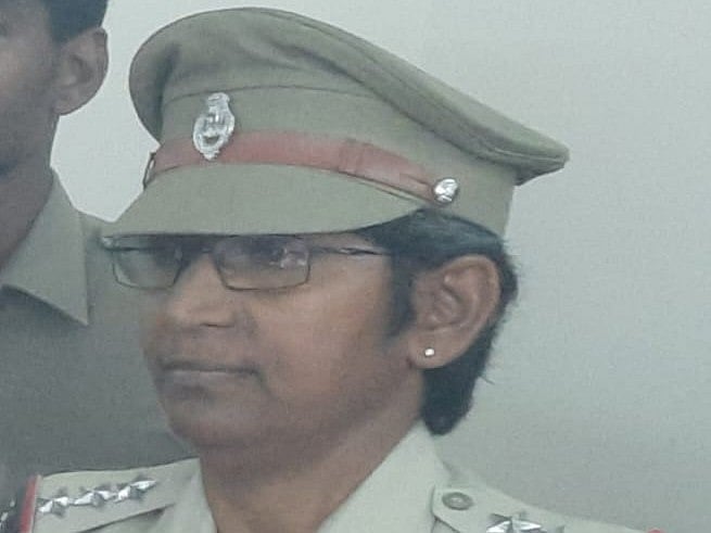 ஸ்டேஷனில் சகோதரிகள் விஷம் குடித்த விவகாரம்; பெண் இன்ஸ்பெக்டர் காத்திருப்போர் பட்டியலுக்கு மாற்றம்!