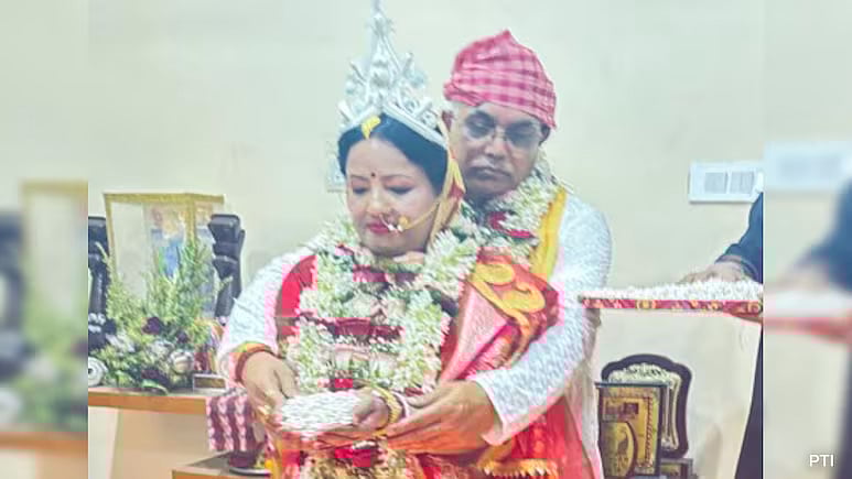 `இது என் தாயார் விருப்பம்’ - 60 வயதில் கட்சி பெண் நிர்வாகியை மணந்த பாஜக மூத்த தலைவர்