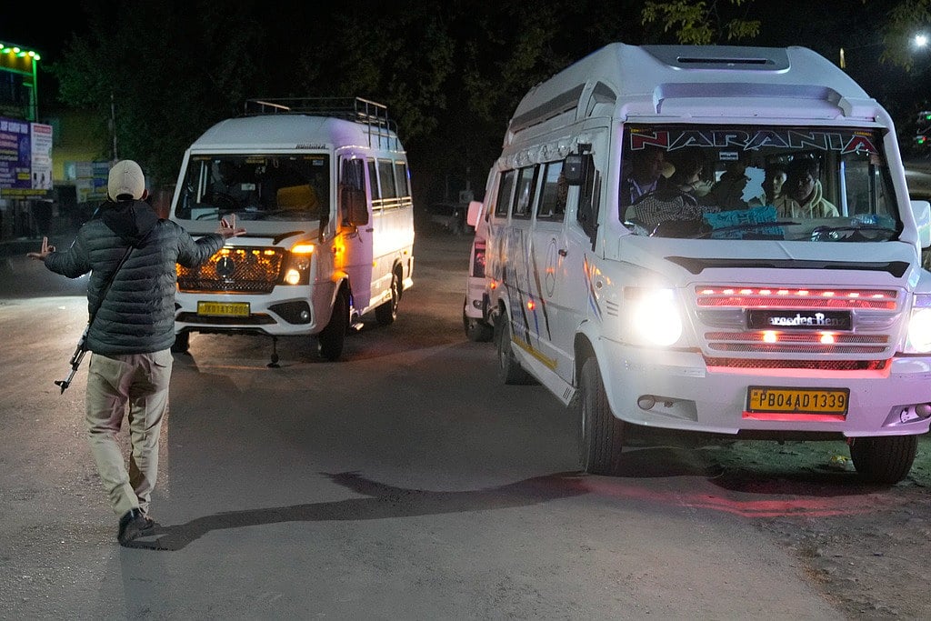 ``நூலிழையில் உயிர் பிழைத்தோம்..'' - காஷ்மீரில் நடந்ததை கண்ணீருடன் விவரிக்கும் மகாராஷ்டிரா தம்பதி