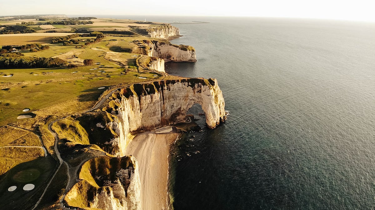 Travel Contest: ஈபிள் டவரை விஞ்சும் அழகு!; பிரான்ஸ் நாட்டின் எழில் மிகுந்த கிராமத்தின் கதை