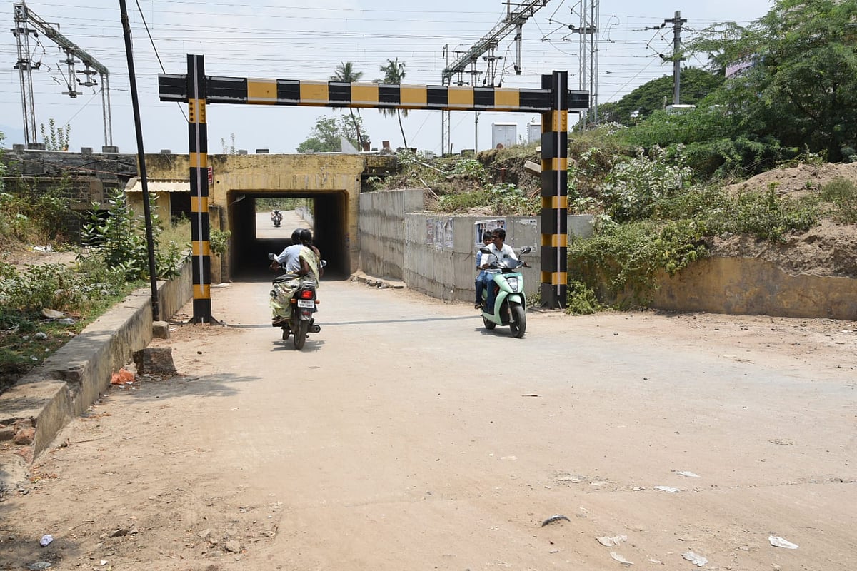 ``இணைப்பு சாலை இல்லாத பாலம்.. போராடி வாங்கியும் தினமும் திண்டாட்டம் தான்..''  - குமுறும் மக்கள்